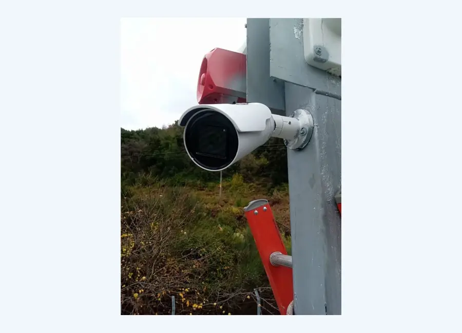 Cámara y señalización instaladas para supervisión de seguridad en el sector energético