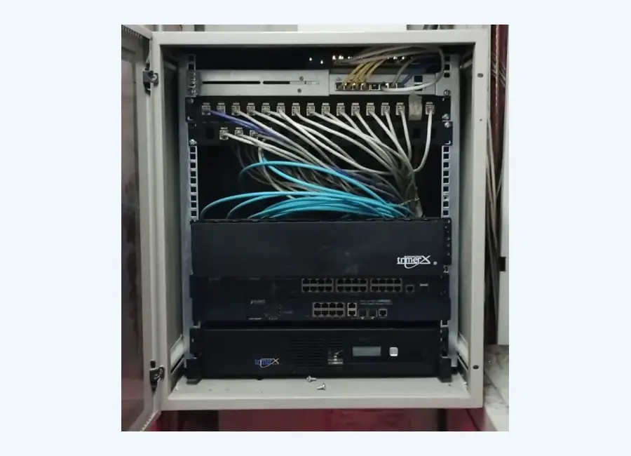 Rack de comunicaciones y equipos de un proyecto de videovigilancia para hotelería