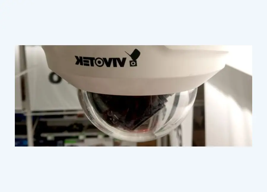 Cámara de videovigilancia instalada en un proyecto del sector retail